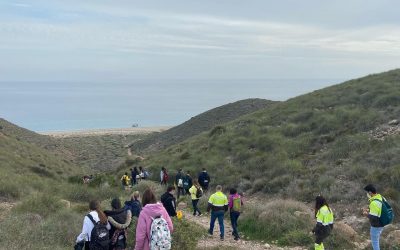 Alumnos del IES Juan Goytisolo de Carboneras participan en una jornada de limpieza en la playa de Los Muertos