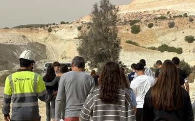 Estudiantes del IES Cristóbal de Monroy visitan la fábrica de Cementos Portland Valderrivas en Alcalá de Guadaíra