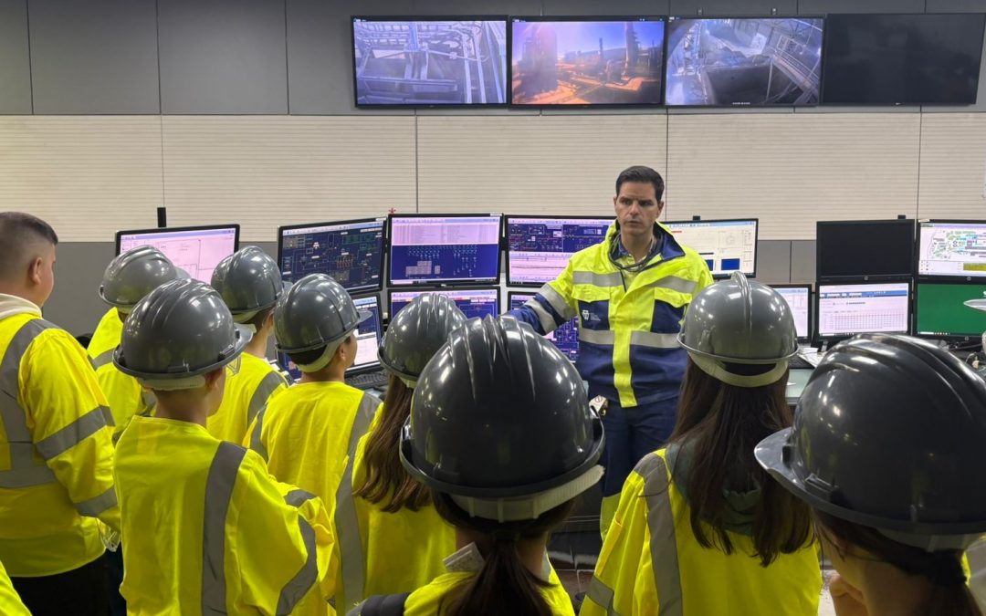 Un centenar de estudiantes del IES Doña Leonor de Guzmán visitan la fábrica de Cementos Portland Valderrivas en Alcalá de Guadaíra